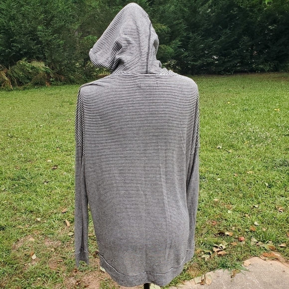 AEO medium striped tshirt hoodie EUC - Picture 5 of 6